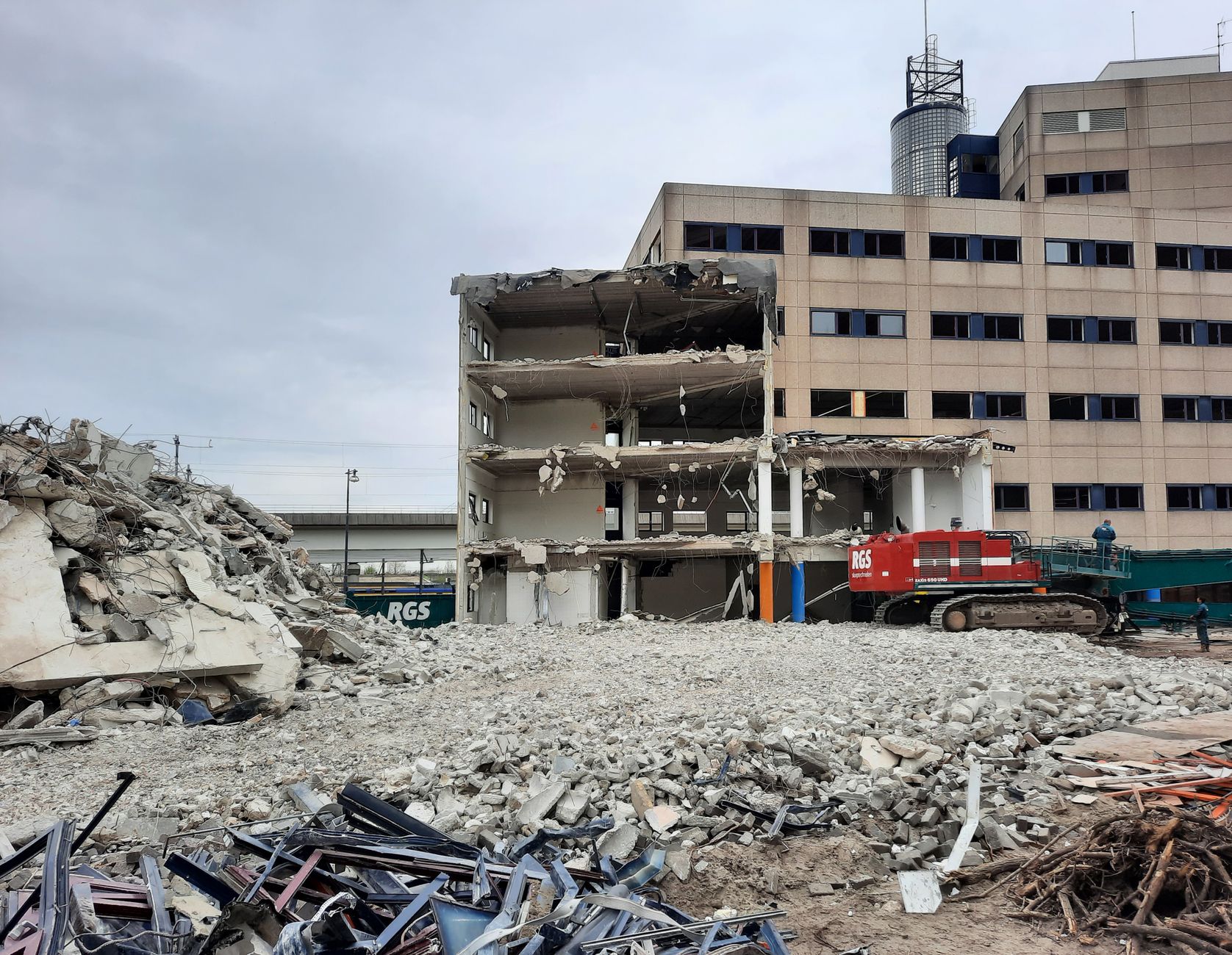 Chantier de démolition avec pelle mécanique et gravats